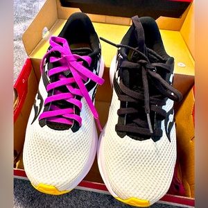 Saucony Axon Reverie Noir Running shoe. New/Never Worn